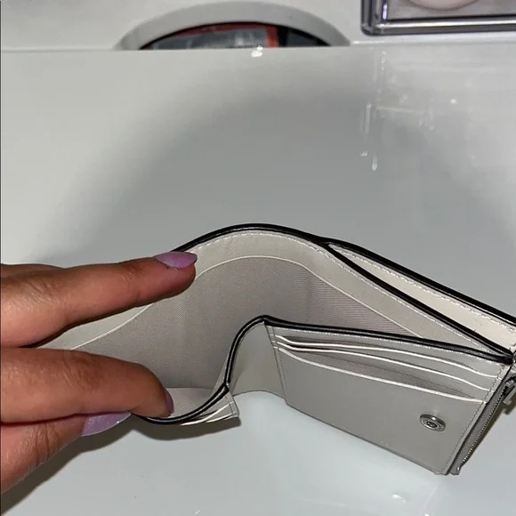 Coach Beige Signature Wallet NWOT - Picture 6 of 8